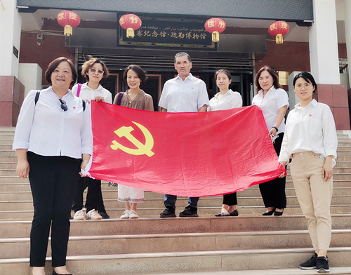 黨員與黨旗合影